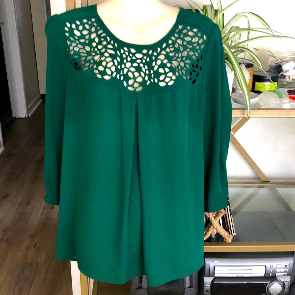 EUC Anthropologie HD in Paris laser cut blouse ✨ sz 4✨ $138 Dara Top
